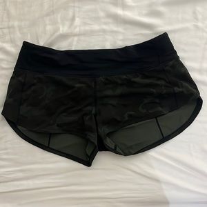 Lululemon Speed up short 2.5 inseam green camo
